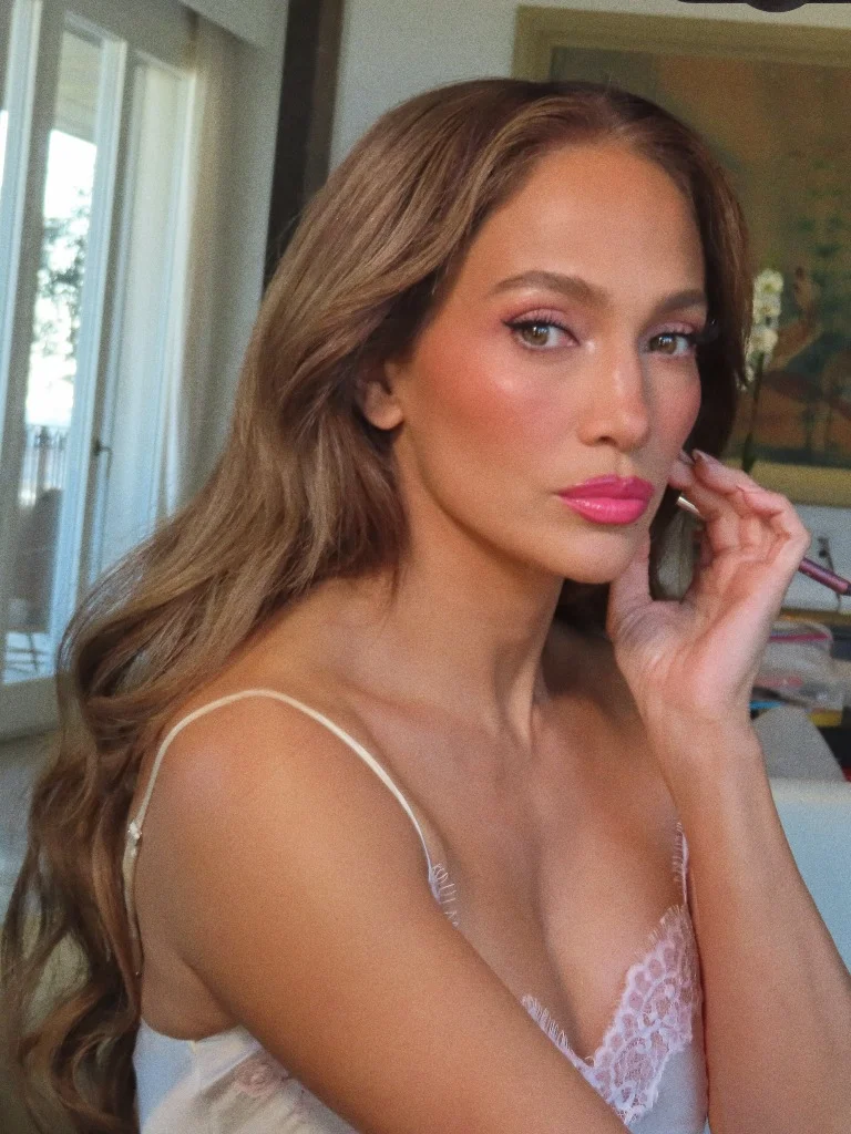 Jennifer Lopez glowing glam makeup by Ernesto Casillas