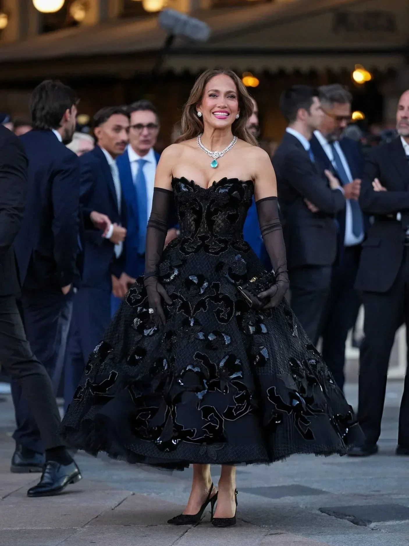Jennifer Lopez Brings Full Dolce Vita Glamour to Vogue World 2026: Milano in Dolce & Gabbana - Fashion look worn by Jennifer Lopez