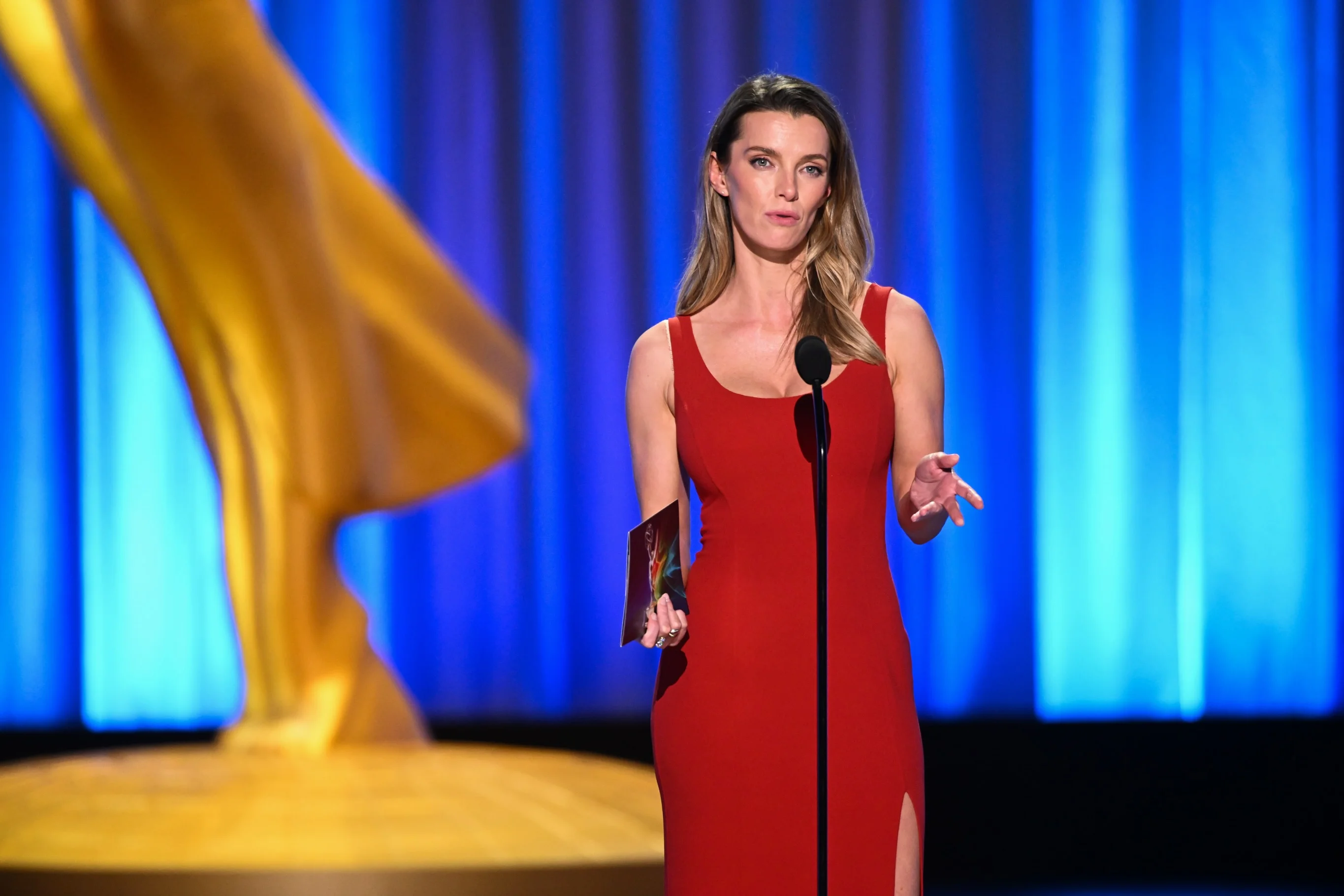 Kristen Wiig and Maya Rudolph commanding the stage in hilarious bit