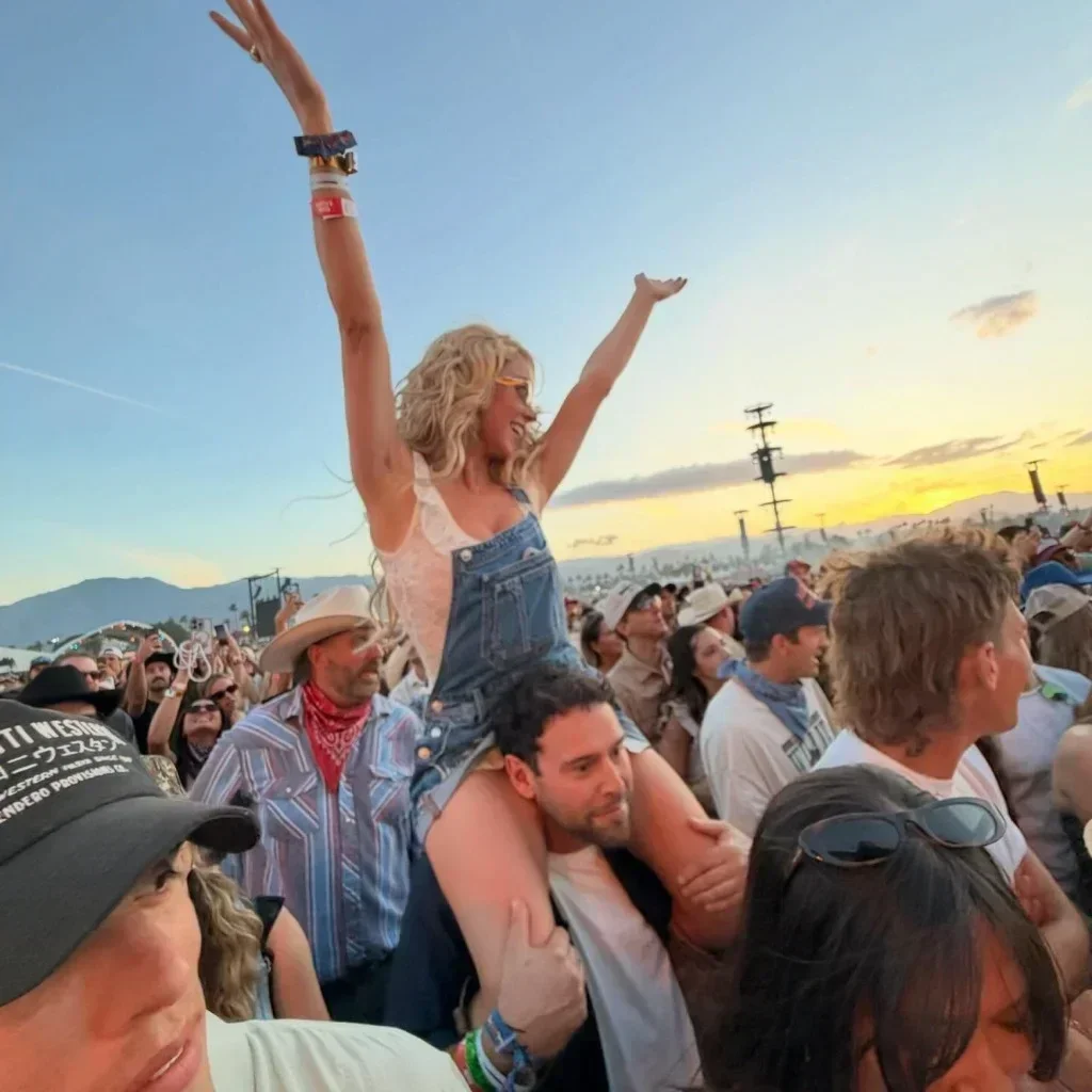 Sydney Sweeney on Scooter Braun's shoulders at Stagecoach